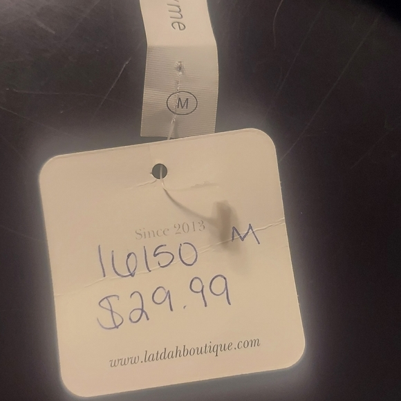 ! HoneyMe  Criss Criss Neckline Camo sleeved  top, medium - Picture 5 of 8